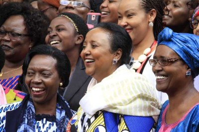 De gauche à droite : L'ancienne ministre de la Justice Martha Karua, la ministre des Affaires étrangères et du Commerce international Amina Mohamed et la directrice exécutive d'Oxfam International Winnie Byanyima lors de l'ouverture du Symposium des femmes dirigeantes africaines (AWLS) à l'hôtel Safari Park le 24 août 2016. (photo d'archives)