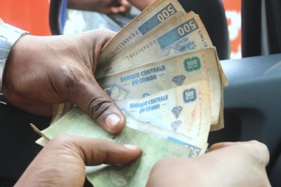 Echange de monnaie en franc congolais par un cambiste à Kinshasa