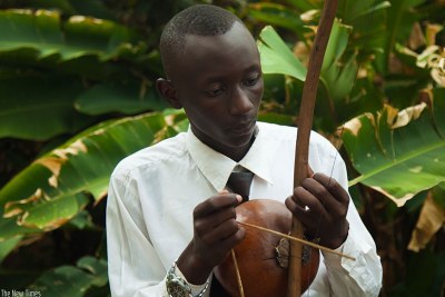 Patrick Imanishimwe plays the umuduri.