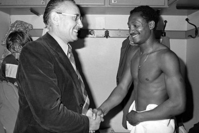 Laurent Pokou en 1977 avec Alfred Houget, président du Stade Rennais où officiait le joueur ivoirien