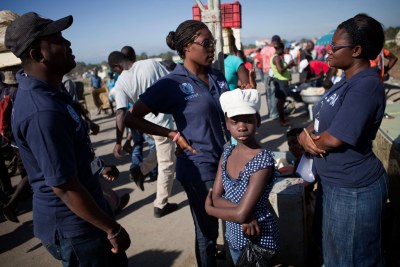 Une fille attend avec des officiers de la Brigade de protection des mineurs (BPM) .La BPM est un partenaire de l’UNICEF dans la lutte contre la traite des enfants