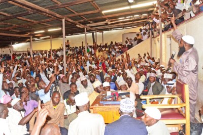 Sheikh Miladu Kaluuma, the executive member of Nakasero Mosque (right), addresses Muslims at the mosque.