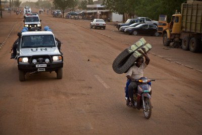 Des Casques bleus de la Mission des Nations Unies au Mali (MINUSMA) patrouillent dans les rues de Gao, dans le nord du Mali.
