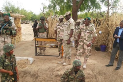 Militaires nigérians en patrouille près de la forêt de Sambisa, en partie contrôlée par Boko Haram (avril 2014).