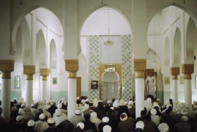 En Algérie, l'Islam est religion d'Etat. La Constitution algérienne consacre la liberté d'expression et la liberté de culte.