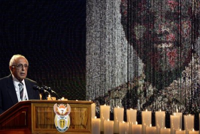 Ahmed Kathrada rendant hommage à Nelson Mandela.