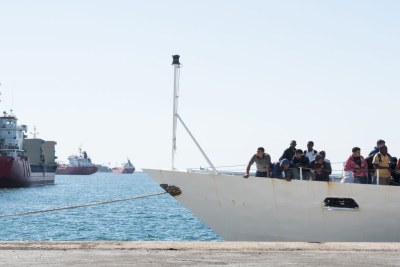 Des réfugiés et migrants secourus en mer par des garde-côtes italiens débarquent à Augusta, en Sicile, en mai 2016.