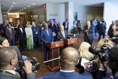 Le Secrétaire général de l’ONU, António Guterres, (devant le pupitre, à droite) et le Président de la Commission de l’Union africaine (UA), Moussa Faki Mahamat, s’adressent à la presse suite à la signature d’un accord cadre ONU-UA pour renforcer les partenariats en matière de paix et de sécurité.