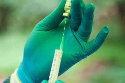 Préparation dun vaccin Ebola rVSV Zebov-GP pour injection