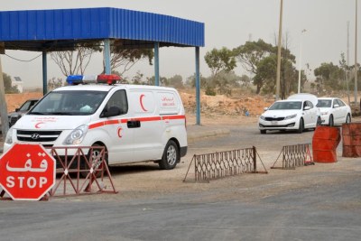 Les forces de sécurité tunisiennes vérifient des véhicules à Ras Jedir, à la frontière avec la Libye, le 22 mars 2016.