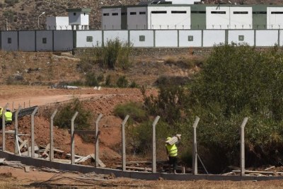 Une clôture en construction le long de la frontière algéro-marocaine, en 2014.