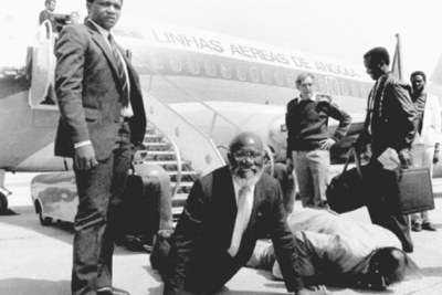 Andimba Toivo ya Toivo is seen kissing the Namibian soil upon his return in 1989. To his left is the late Swapo Party chairman David Meroro (file photo).