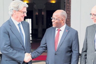 President John Magufuli bids farewell to the executive chairman of Barrick Gold Corporation, Prof John Thornton, after holding talks at the State House.