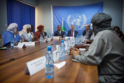 Des représentants des groupes signataires (Plateforme et CMA), rencontrent le chef du Département des opérations de maintien de la paix, Jean-Pierre Lacroix (au centre) et le chef de la MINUSMA, Mahamat Saleh Annadif (à gauche) en mai 2017
