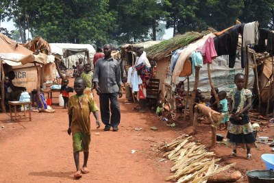 République centrafricaine: dans la préfecture de Haute Kotto, les personnes déplacées du site de PK3 tentent de donner au site une vie qui lui est propre. Certains vendent du bois ou de la farine de manioc et les enfants ont déjà organisé leurs aires de jeux.