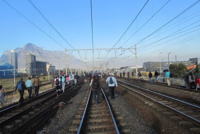 Commuters abandon a Metrorail train and walk to Maitland train station, crisscrossing the railway tracks for about half a kilometre (file photo).
