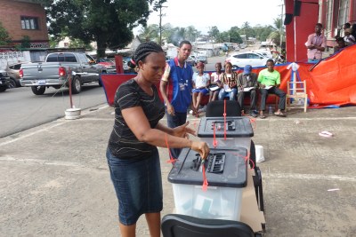 (Photo d'archives) - Une femme dépose son bulletin de vote dans un centre de vote situé sur le boulevard Tubman de Monrovia, lors du 1er tour.