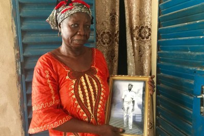 Rachel Toudjide tient le portrait de son mari, enlevé à son domicile en septembre 1984 par des agents de Hissène Habré. Elle ne l'a jamais revu. Photo prise à N'Djamena, au Tchad, le 24 septembre 2017.