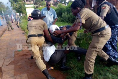 Police arrest  FDC presidential candidate Patrick Amuriat in Mbale Town on Sunday.