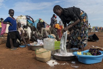 Ronda (à droite), qui vit à l’air libre, lave des vêtements sur le site de protection des civils de l’ONU à Wau, au Soudan du Sud. le site abrite des milliers de personnes déplacées
