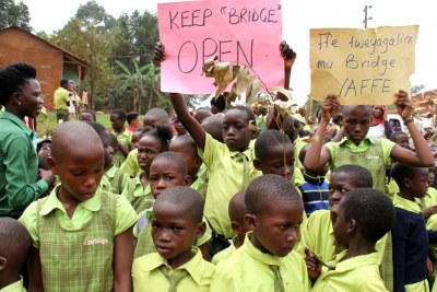 Des écoliers, des professeurs et leurs parents manifestent à Nsumbi, en Ouganda, en novembre 2016 contre la fermeture d'écoles du programme Bridge international academies.