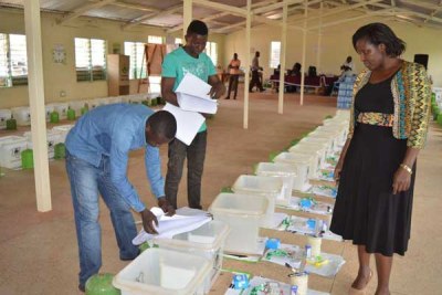 Un responsable de l'IEBC inspecte le matériel pour la nouvelle élection présidentielle.