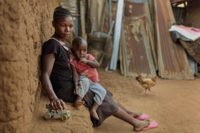 « Harriet », 17 ans, du comté de Migori, dans l’ouest du Kenya, a abandonné l’école en première année d’enseignement secondaire quand elle est tombée enceinte. Elle n’a reçu aucune information ni conseil sur des politiques lui permettant de poursuivre sa scolarité pendant sa grossesse. Elle veut continuer à étudier afin de trouver du travail et d’élever son enfant.