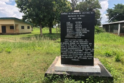 Un mémorial en l’honneur des 13 victimes tuées par des soldats de la paix de la République du Congo le 24 mars 2014 à Boali, en République centrafricaine. Douze d’entre elles ont été sommairement exécutées.