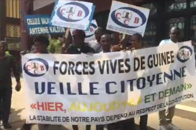 Le Balai Citoyen de Guinée manifestant devant les locaux de cour Constitutionnelle