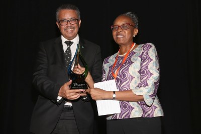 * Dr. Matshidiso Moeti, Directrice régional de l'OMS pour la Région africaine, recevant le Prix du partenariat innovant pour la couverture universelle en matière de santé du Dr. Tedros Ghebreyesus, Directeur général de l'OMS. *