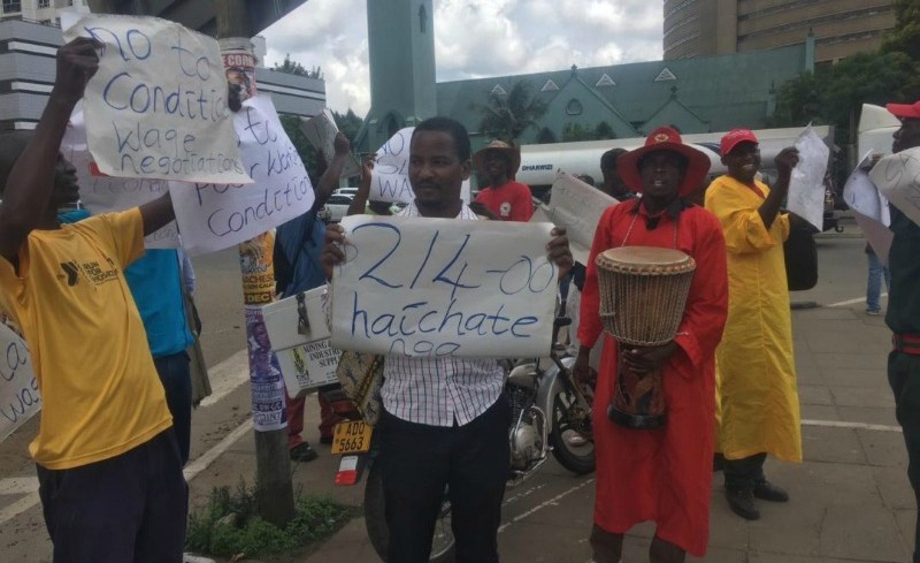Zimbabwe Security Guards in Harare Street Demo Over Poor Wages