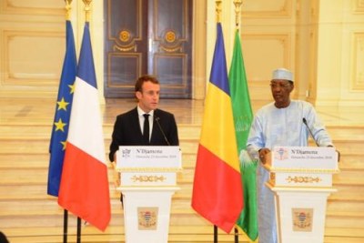 Le président Idriss Déby du Tchad et son homologue Emmanuel Macron de la France, lors de la conférence de presse conjoint organisée le samedi 23 décembre 2018 à Niamey