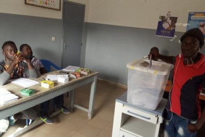 Un des trois bureaux de vote installés au dispensaire Santia Ba, à Ziguinchor, dans le sud du Sénégal, le 24 février 2019.