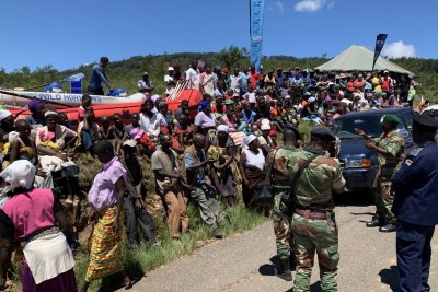 People in Chimanimani complain to senior army officials in charge of a temporary camp set up after Cyclone Idai that food is not reaching them.