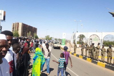 Demonstrators converge on Sudanese Ministry of Defence