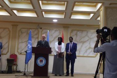 Le nouveau représentant spécial de l'ONU en Somalie, James Swan (g), reçu par le maire de Mogadiscio (d) peu de temps avant l'attentat dans les locaux de la mairie, le 24 juillet 2019. Le maire de la capitale somalienne Abdirahman Omar Osman a été blessé.