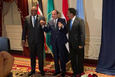 Les présidents du Kenya, Uhuru Kenyatta (à gauche) et  Mohamed Farmaajo (à droite), un représentant somalien, se sont entretenus  lors d'une réunion organisée par l'Egyptien Abdel Fattah al-Sisi en marge de l'Assemblée générale des Nations Unies à New York le 25 septembre 2019.