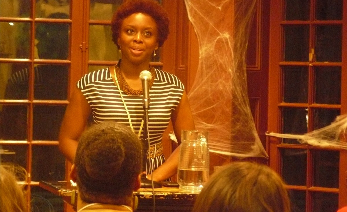 جنوب إفريقيا: مجلس طلاب UCT يقاطع محاضرة Chimamanda Ngozi Adichie ويستضيفها 2