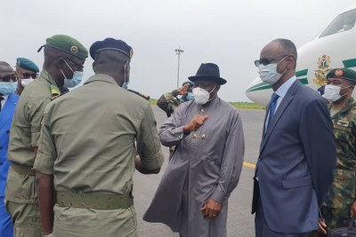 Arrivée de la délégation de la Cédéao au Mali, conduite par l'ancien président du Nigeria Goodluck Jonathan