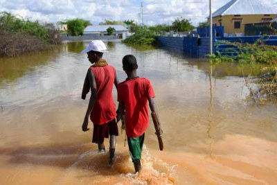De jeunes garçons traversent une section d'une zone résidentielle inondée à Belet Weyne, en Somalie (archives).
