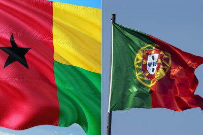 Drapeau Bissau-Guinéen (g) et le drapeau portugais (d)