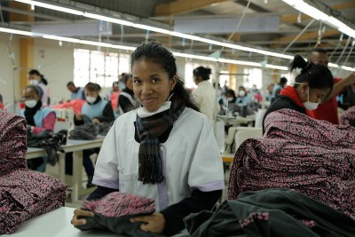 Marie-Eliane Rasovalolana, ouvrière de l'habillement chez Madagascar Garments, située à l'extérieur de la capitale Antananarivo, qui a bénéficié d'un accès en franchise de droits au marché américain en vertu de la loi américaine sur la croissance et les opportunités en Afrique.