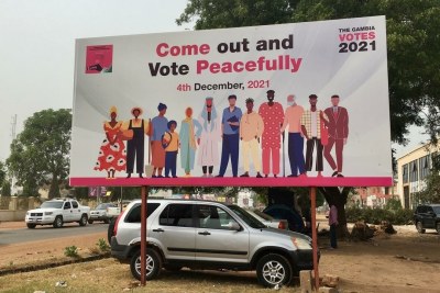 Panneau d’affichage de la Commission électorale gambienne dans les rues de Banjul, le 1er décembre 2021.