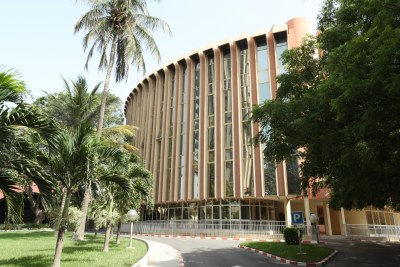 Le Centre Ouest Africain de Formation et d'Etudes Bancaires (COFEB) créé en 1977, par la Banque Centrale des Etats de l'Afrique de l'Ouest (BCEAO),