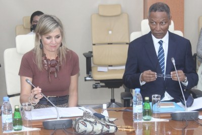 La reine Maxima des Pays-Bas, représentante spéciale du secrétaire général des Nations unies pour la finance inclusive pour le développement à côté de M. Mamadou Diop, vice-gouverneur de la BCEAO