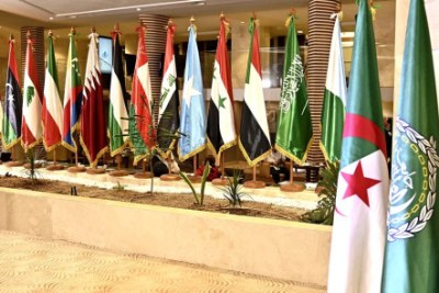 Drapeaux des différents pays devant prendre part au sommet araba prévu les 1er et 2 novembre 2022 à Alger