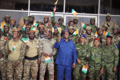 Le président Alassane Ouattara au milieu des 46 militaires qui étaient détenus au Mali