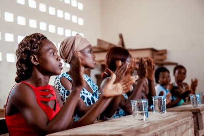 Des jeunes femmes applaudissent à la fin d'une formation organisée dans le cadre du programme SWEDD à Abidjan, Côte d'Ivoire.
