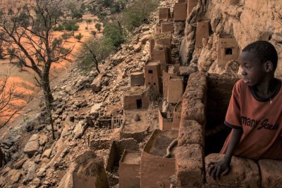 Des habitations en falaise sont visibles sur l'escarpement de Bandiagara à Teli, dans la région centrale du Mali. L'escarpement a été inscrit sur la liste du patrimoine mondial de l'UNESCO en 1989.
