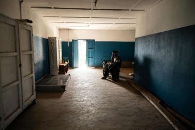 Un centre de santé vide en Ituri. La population ne se rend dans ce centre qu'en cas d'extrême urgence en raison de l'insécurité qui règne dans la zone de santé de Drodro. République démocratique du Congo. 2023.